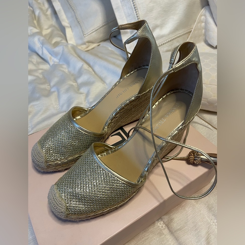 Womens Ivanka Trump Wadia Espadrille Wedge Sandals, Gold Multi